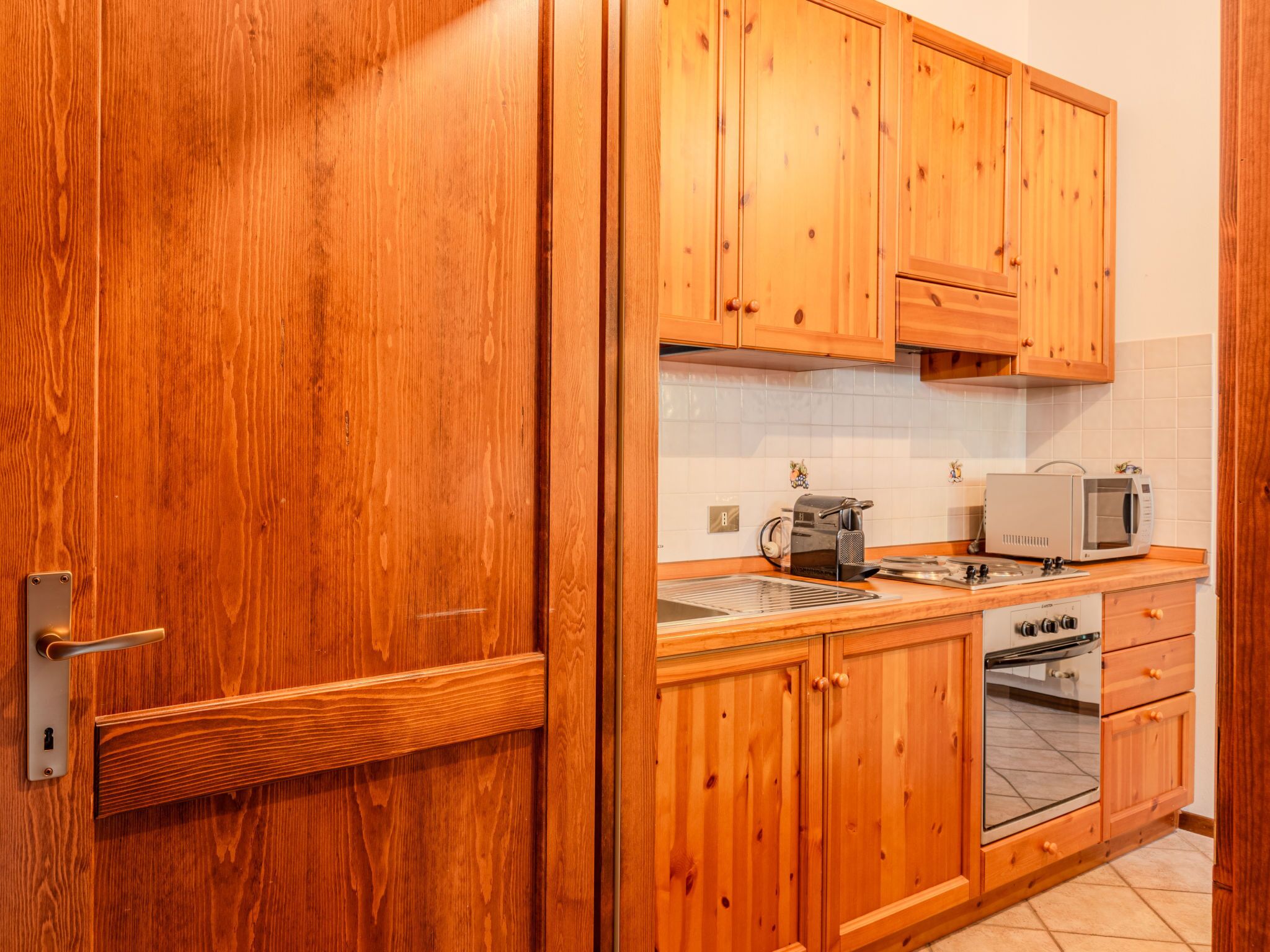 Fridge, microwave, oven, cookware/dishes/utensils