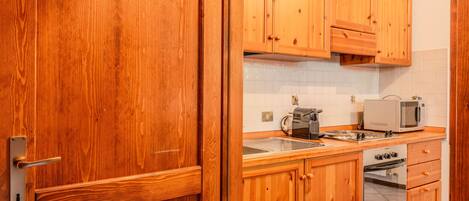 Fridge, microwave, oven, cookware/dishes/utensils