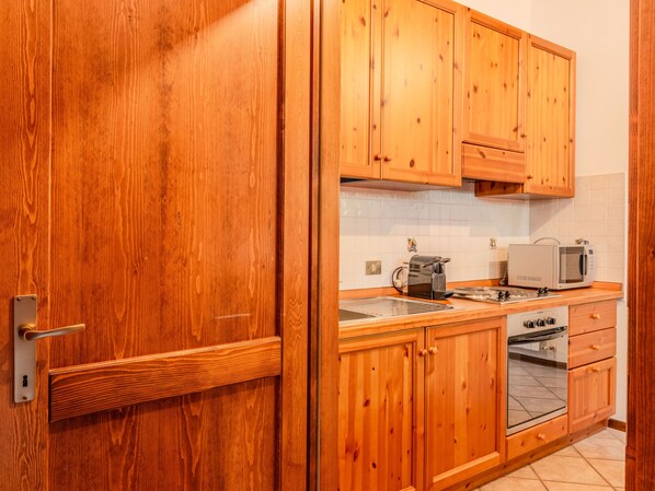 Réfrigérateur, four à micro-ondes, un four, vaisselle et ustensiles