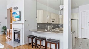 Fridge, microwave, oven, stovetop - 3-bedroom townhome in welcoming Selbyville golf club community (Selbyville)