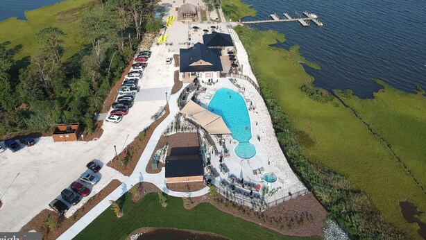 Ein Luftbild eines Resorts mit Schwimmbad, Steg und Parkplatz.