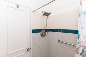 Secador de pelo, bidé, toallas y jabón