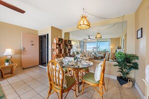 Dining - New Listing! Bedroom with private lanai access (Lahaina)