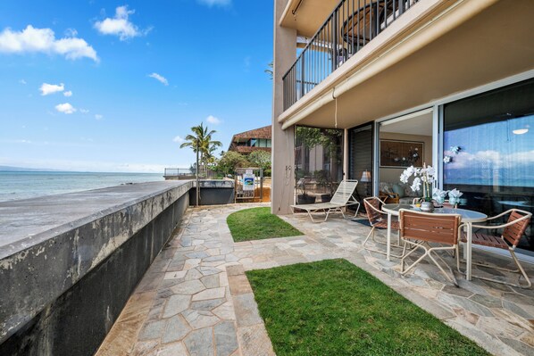 Outdoor dining - New Listing! Bedroom with private lanai access (Lahaina)