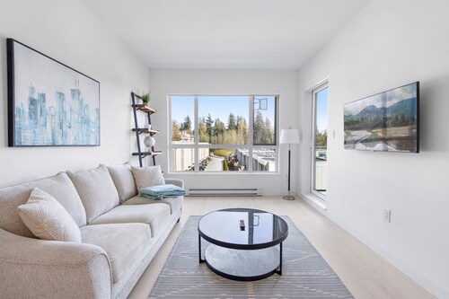 Modern North Shore Nest w Balcony