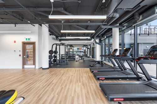 Modern North Shore Nest w Balcony