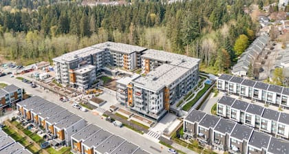 Modern North Shore Nest w Balcony