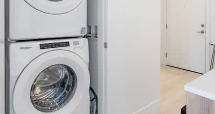 Modern North Shore Nest w Balcony