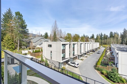 Modern North Shore Nest w Balcony
