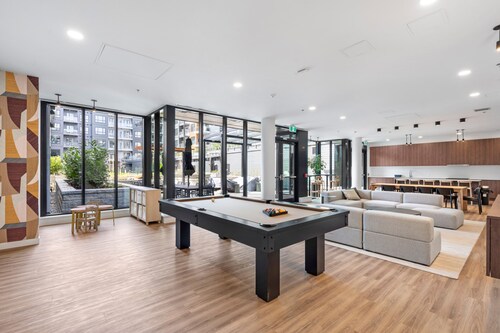 Modern North Shore Nest w Balcony