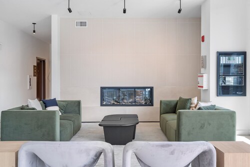 Modern North Shore Nest w Balcony