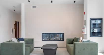 Modern North Shore Nest w Balcony