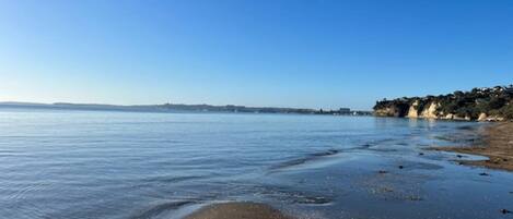 Chaises longues, serviettes de plage