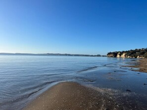 Sun-loungers, beach towels - Hatfield Hideaway ( next to Orewa beach) (Auckland)