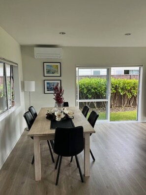 Dining - Hatfield Hideaway ( next to Orewa beach) (Auckland)