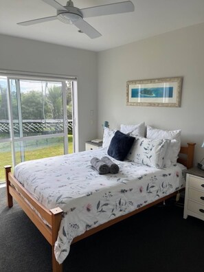 4 bedrooms, desk, iron/ironing board, WiFi - Hatfield Hideaway ( next to Orewa beach) (Auckland)