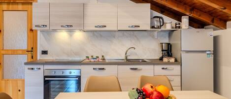 Een koelkast, een microgolfoven, een oven, een vaatwasser