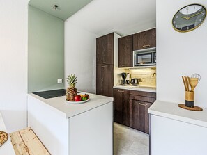 Kühlschrank, Mikrowelle, Geschirrspüler, Kochgeschirr/Geschirr/Besteck