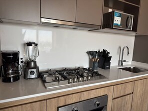 Frigorífico, microondas, horno y placa de cocina