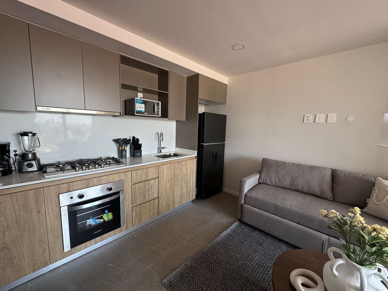 Geladeira, micro-ondas, fogão, cooktop