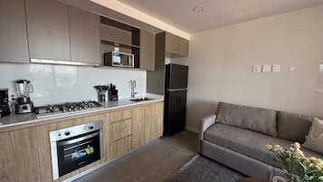 Een koelkast, een magnetron, een oven, een kookplaat