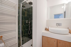 Dusj, hårføner og håndklær