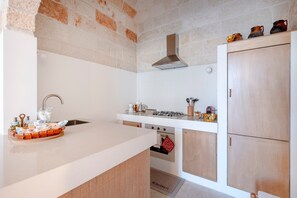 ثلاجة، فرن، موقد طهي مسطح، غسالة أطباق