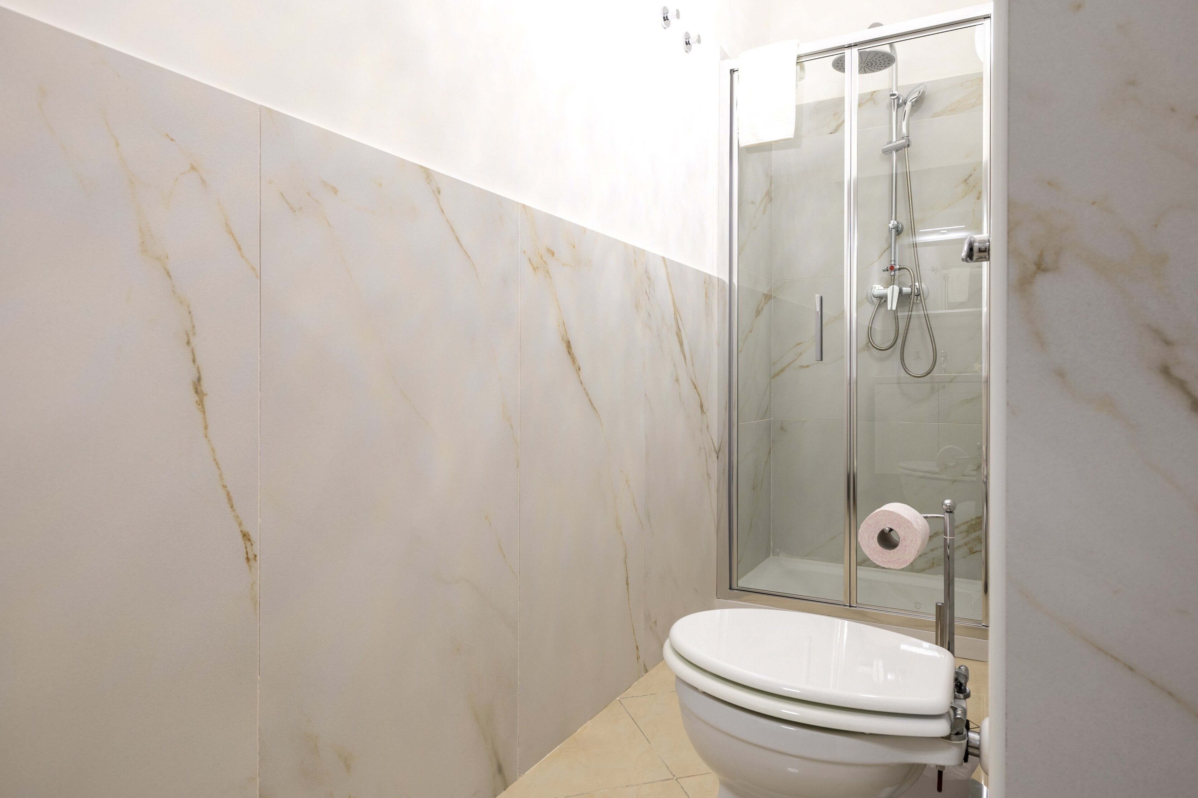 Douche, sèche-cheveux, serviettes fournies