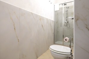 Chuveiro, secador de cabelo, toalhas de banho 