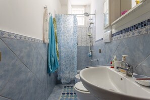 Douche, sèche-cheveux, serviettes fournies