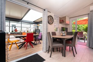 Dining - Mobile Home 'Premium' with Shared Pool, Wi-Fi and Air Conditioning (Erdeven)