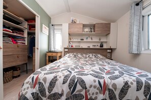 2 bedrooms, iron/ironing board, free WiFi - Mobile Home 'Premium' with Shared Pool, Wi-Fi and Air Conditioning (Erdeven)