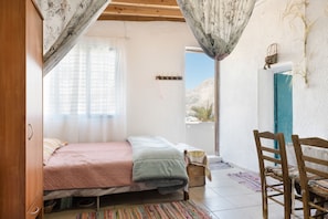 3 dormitorios, tabla de planchar con plancha, ropa de cama
