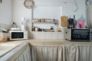 Frigorífico, microondas, horno y cafetera o tetera