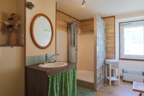 Een douche, handdoeken