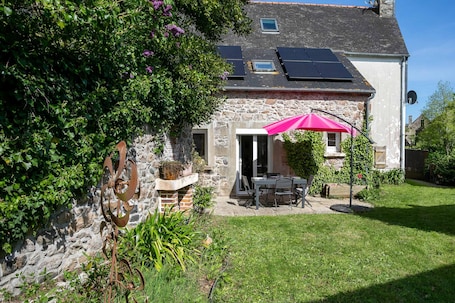 Exterior. Holiday Home 'Ty Carolie' with Private Terrace, Private Garden and Wi-Fi