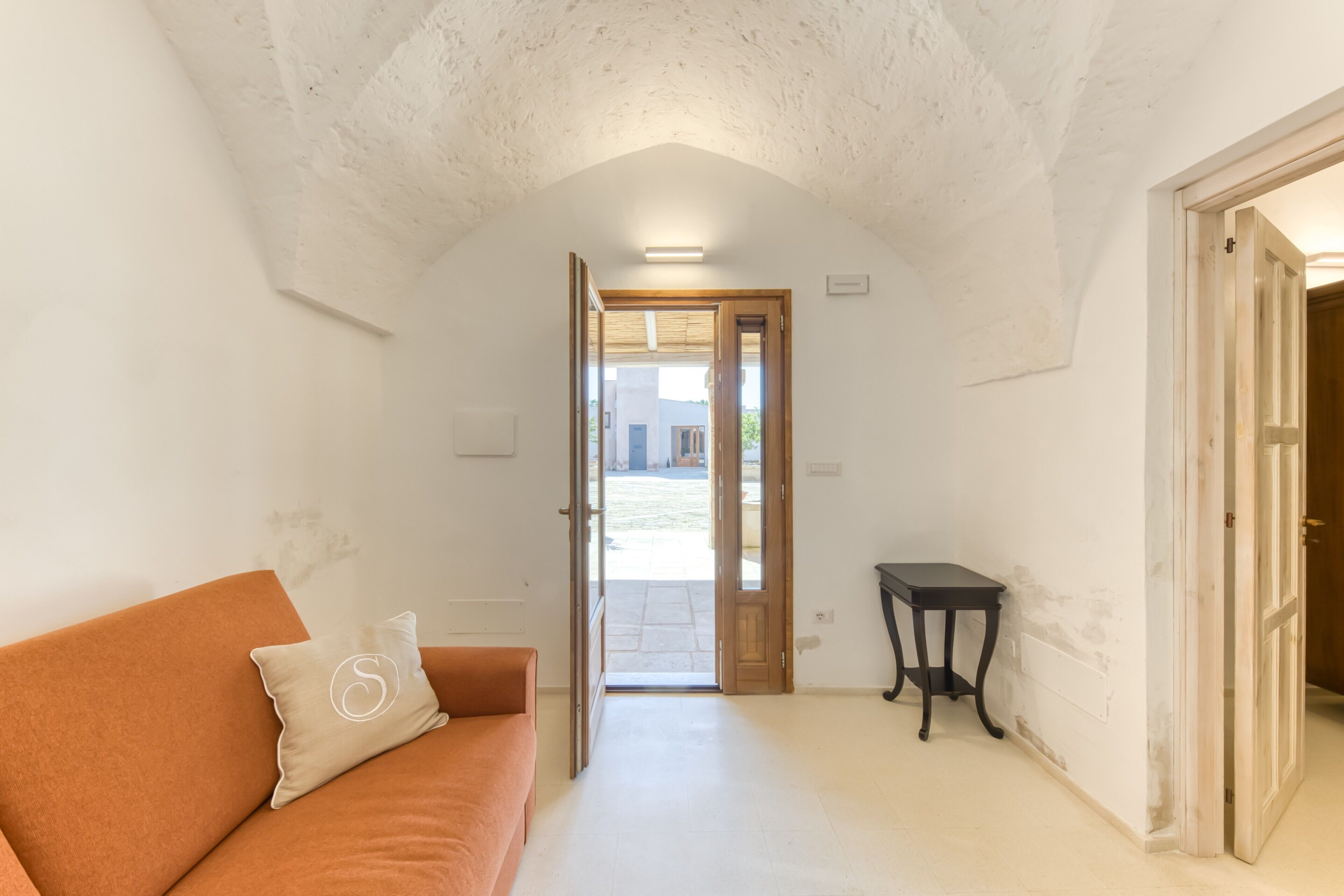 Een televisie en een tafeltennistafel