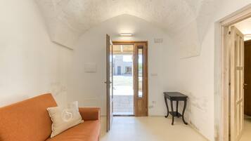 Een televisie en een tafeltennistafel