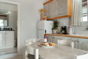 Fridge, oven, stovetop, coffee/tea maker
