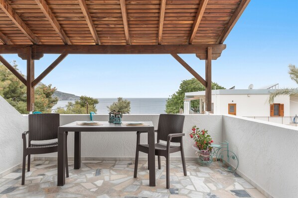 Outdoor dining - Apartment 'Double Studio No 8' with Balcony, Wi-Fi and Air Conditioning (Kalymnos)