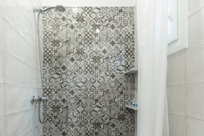 Een douche, een haardroger, handdoeken