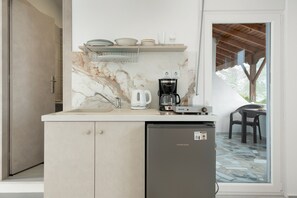 Refrigerador, parrilla de estufa, cafetera y tetera y tetera eléctrica 