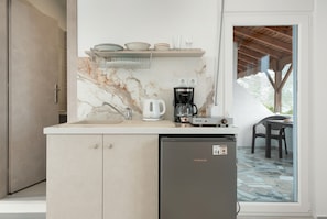 Réfrigérateur, plaque de cuisson, cafetière/bouilloire