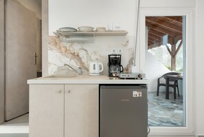 Réfrigérateur, plaque de cuisson, cafetière/bouilloire