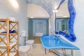 Regadera, secadora de cabello, toallas 