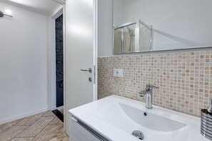 Dusche, Haartrockner, Handtücher