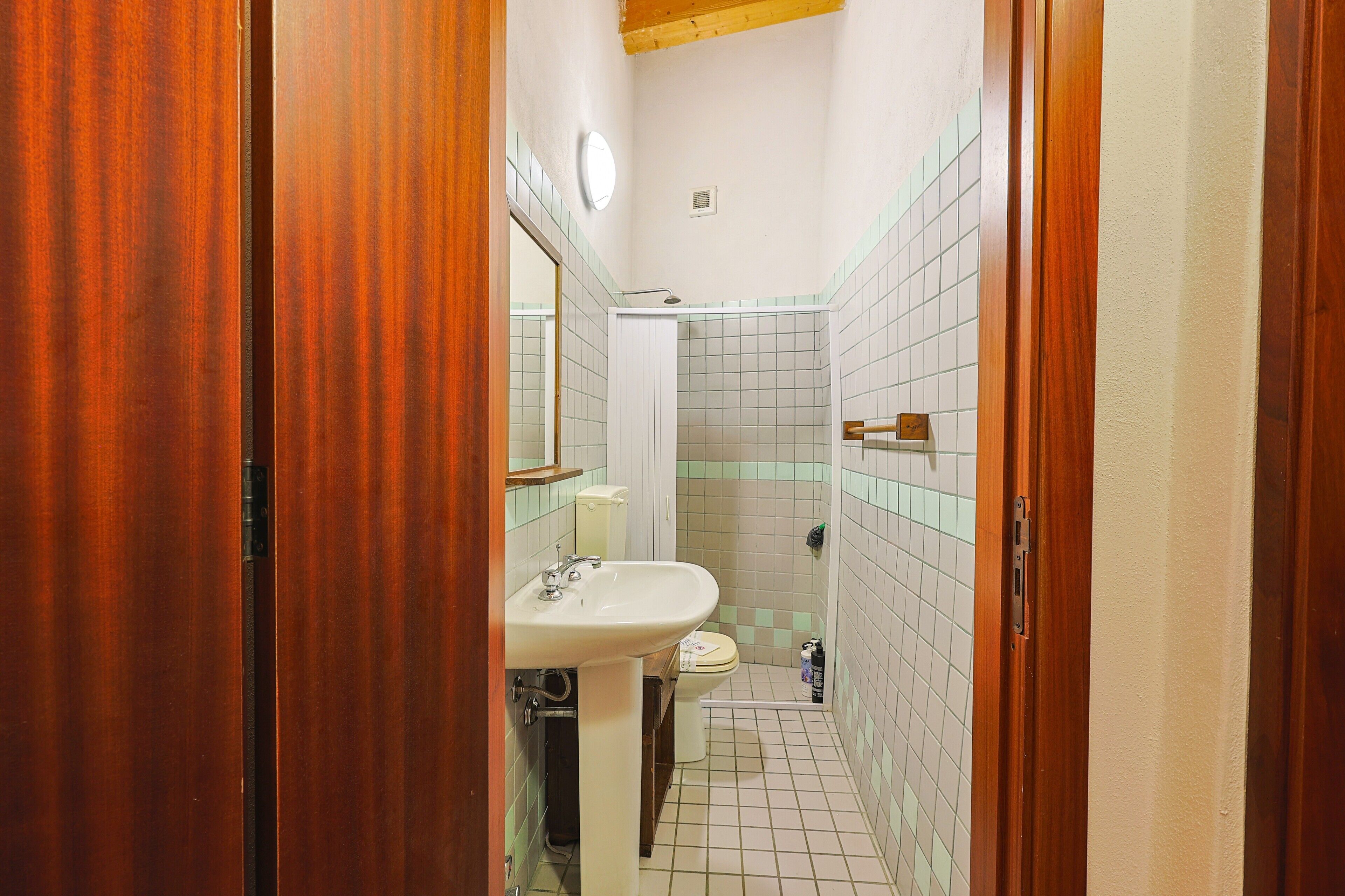 Regadera, secadora de cabello, toallas 