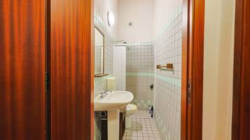 Douche, sĂšche-cheveux, serviettes fournies