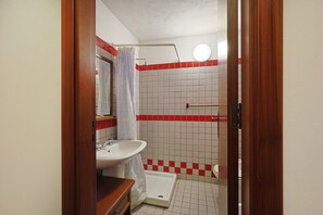 Shower, hair dryer, towels - Room 'Casa Del Pensatore' with Balcony (San Marco D'alunzio)