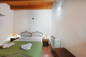 1 bedroom, free WiFi, bed sheets - Room 'Casa Del Pensatore' with Balcony (San Marco D'alunzio)